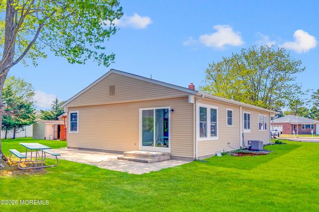 47 Normanton Court, Toms River, NJ 08757