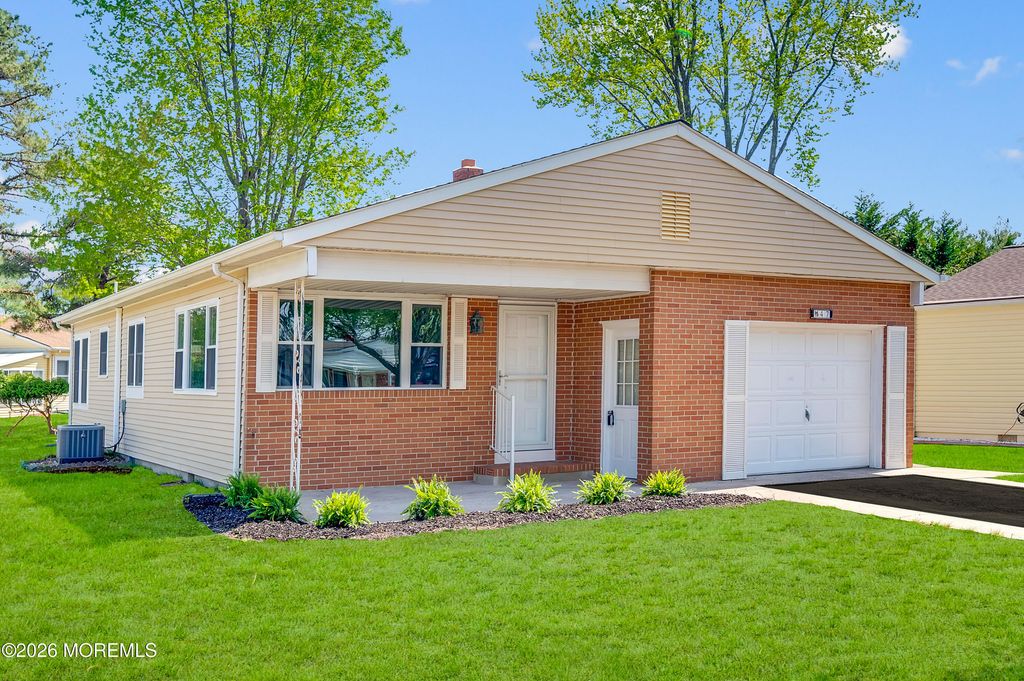 47 Normanton Court, Toms River, NJ 08757