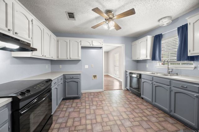 30707 Country Club Ln, Denham Springs, LA 70726