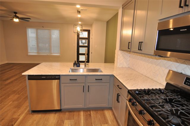 829 Crystal Oak Lane, Arlington, TX 76005