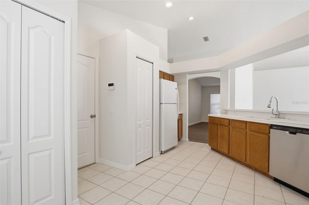 Image 20 of property listing at 11240 LAKE LANIER DRIVE, Riverview, FL 33569