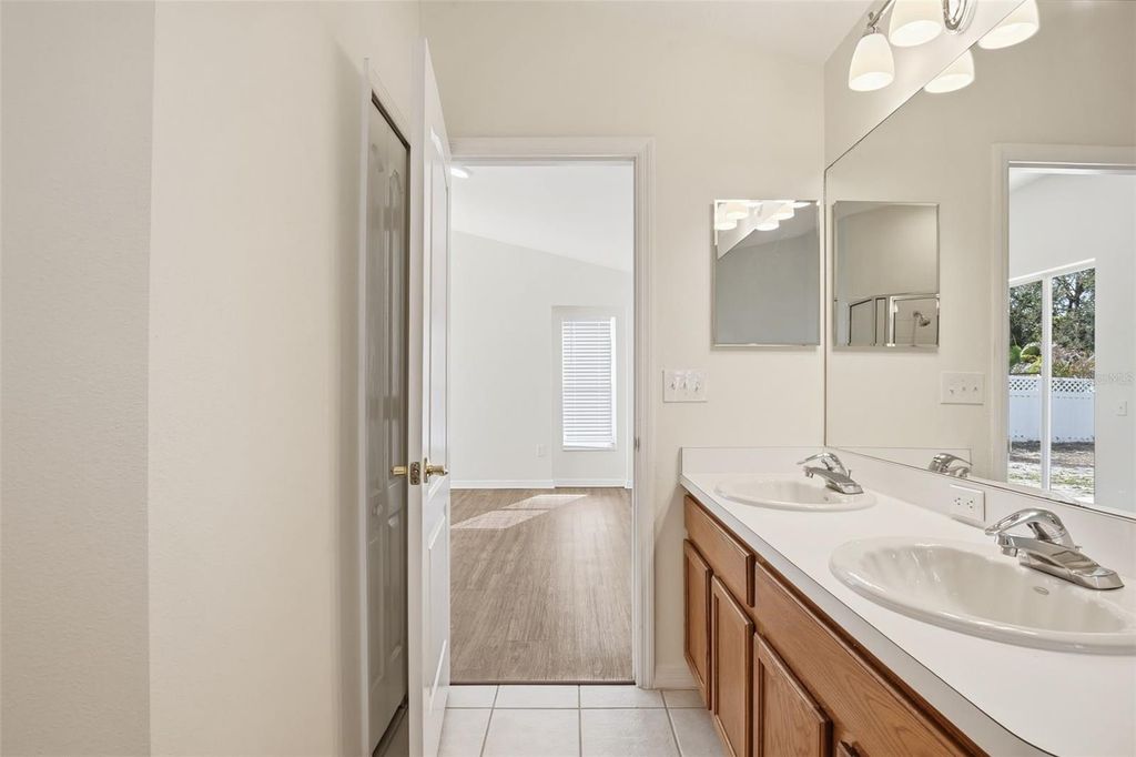 Image 33 of property listing at 11240 LAKE LANIER DRIVE, Riverview, FL 33569