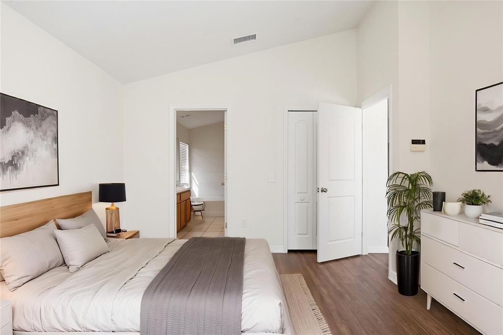 Image 8 of property listing at 11240 LAKE LANIER DRIVE, Riverview, FL 33569