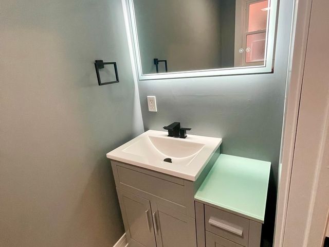 7042 S Eberhart Avenue, Chicago, IL 60637