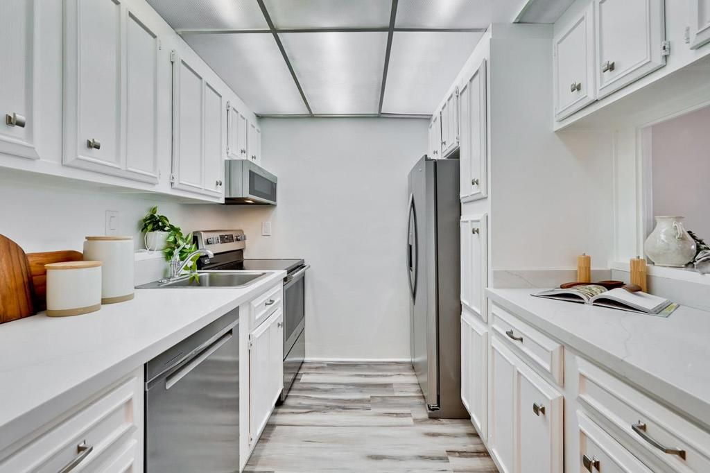 Image 16 of property listing at 101 Alma Street 904, Palo Alto, CA 94301