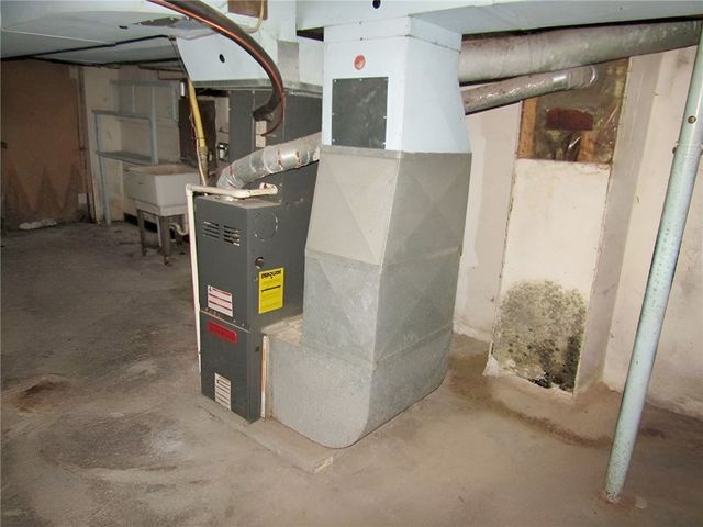 111 Minooka St, Carrick, PA 15210