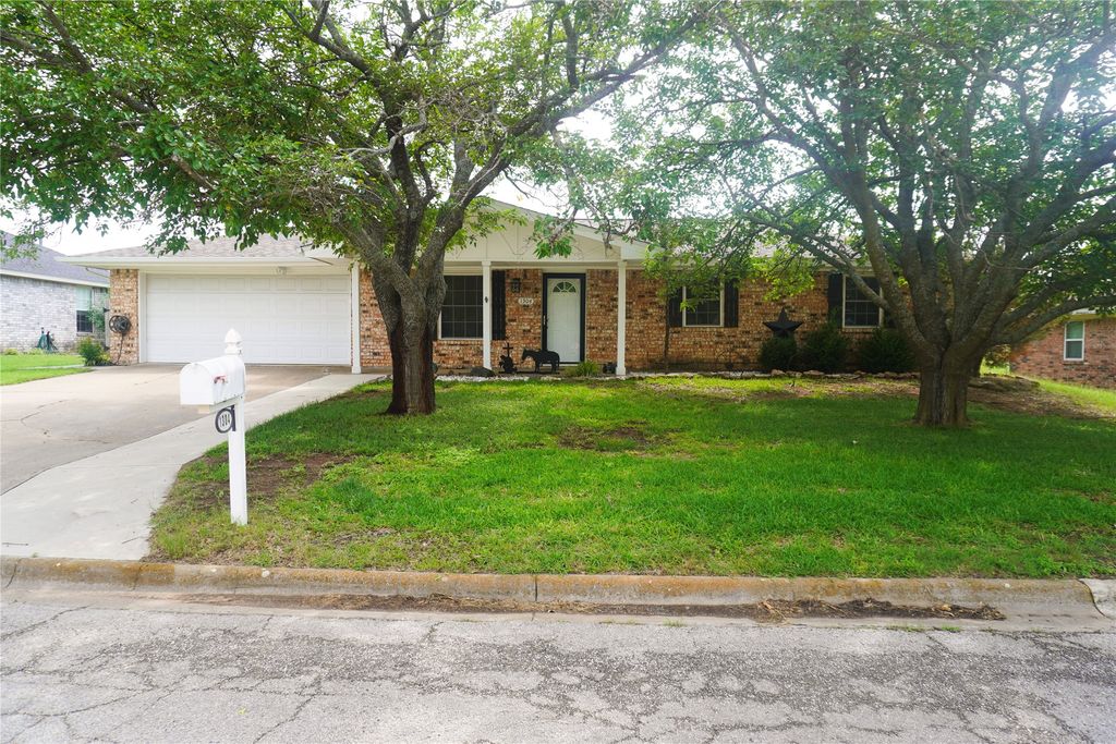 1304 Bellaire Street, Bowie, TX 76230