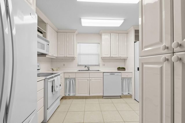 801 Lake Shore Drive 607, Lake Park, FL 33403