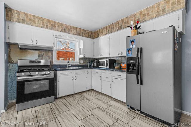 9 Christine Court, Dearborn, MI 48124