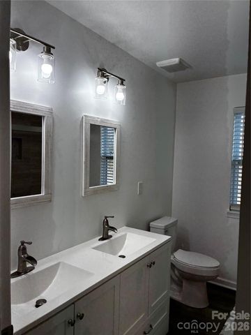 1096 12th Avenue NW, Hickory, NC 28601