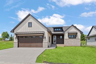 1820 Whispering Pines Circle, Cedar Falls, IA 50613