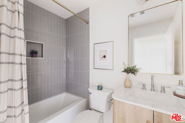 4412 Finley Avenue 2, Los Angeles, CA 90027