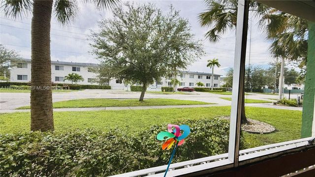 13101 Memorial Hwy 104 104, North Miami, FL 33161