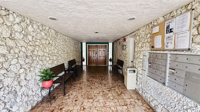 13101 Memorial Hwy 104 104, North Miami, FL 33161