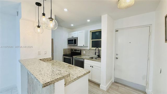 13101 Memorial Hwy 104 104, North Miami, FL 33161