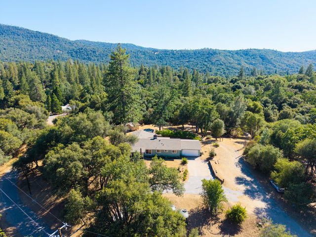 38696 Sierra Lakes Drive, Oakhurst, CA 93644