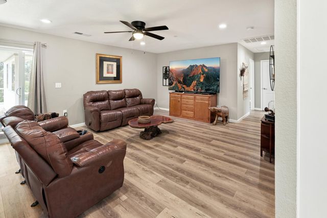 38696 Sierra Lakes Drive, Oakhurst, CA 93644