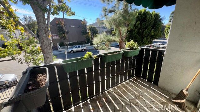 18645 Hatteras 208, Tarzana (los Angeles), CA 91356