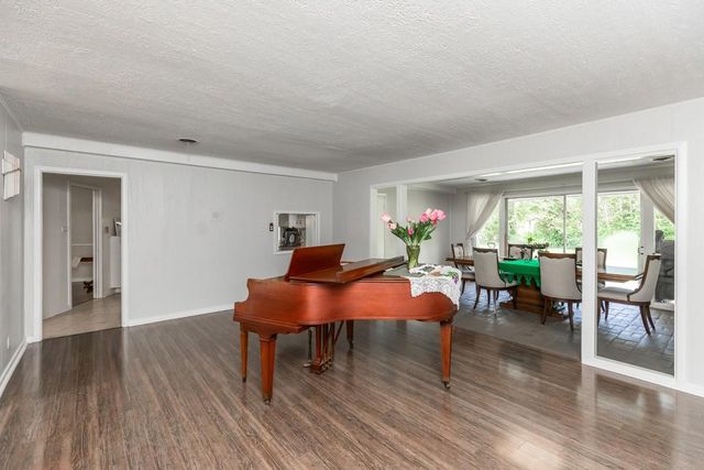 5990 N Circuit Drive, Beaumont, TX 77706