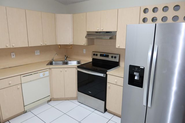 7001 W 35th Avenue 273, Hialeah, FL 33018