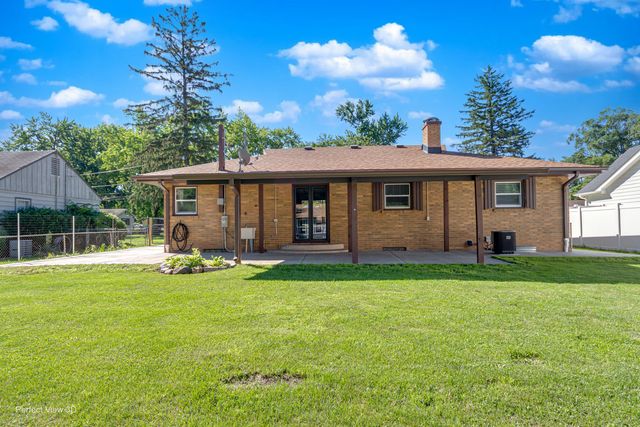 425 Douglas Street, Oswego, IL 60543