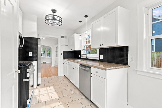 2512 N Howell Street, Davenport, IA 50804