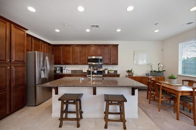 3016 Village Park Dr, Roseville, CA 95747