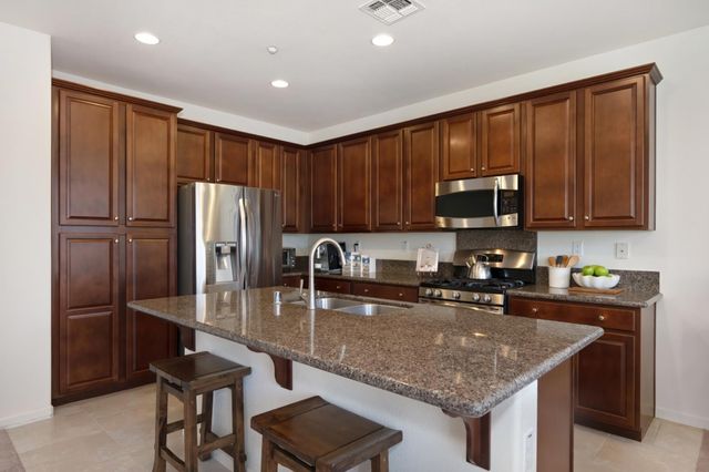 3016 Village Park Dr, Roseville, CA 95747