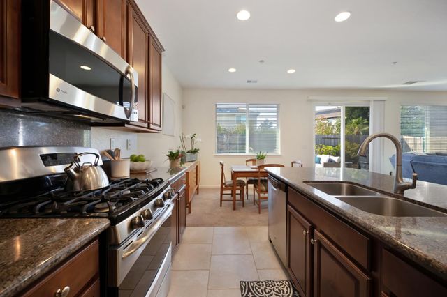 3016 Village Park Dr, Roseville, CA 95747