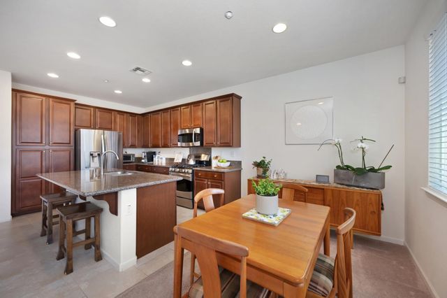 3016 Village Park Dr, Roseville, CA 95747