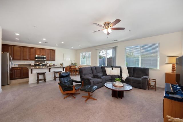 3016 Village Park Dr, Roseville, CA 95747