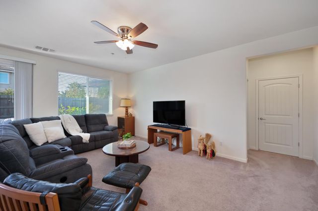 3016 Village Park Dr, Roseville, CA 95747