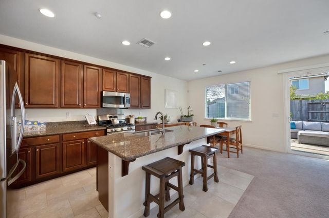 3016 Village Park Dr, Roseville, CA 95747