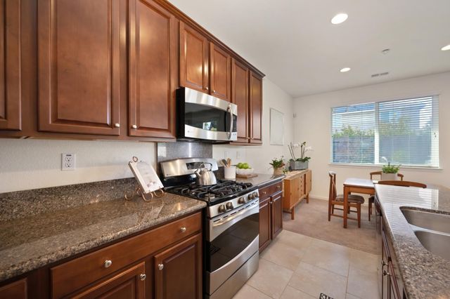 3016 Village Park Dr, Roseville, CA 95747