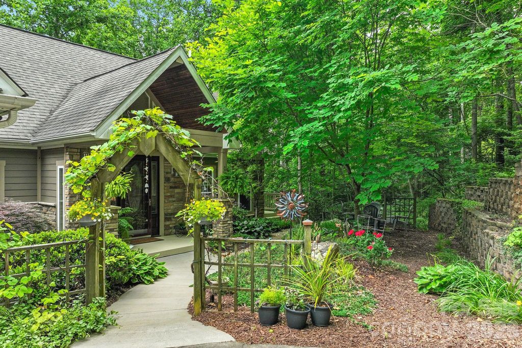 522 Silver Hawk Lane, Weaverville, NC 28787