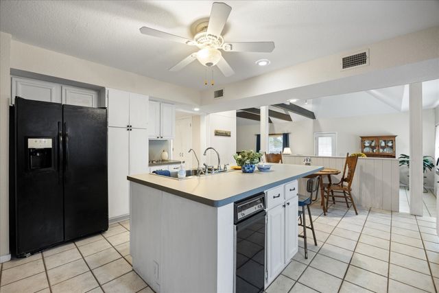 5007 Comanche Drive, De Cordova, TX 76049