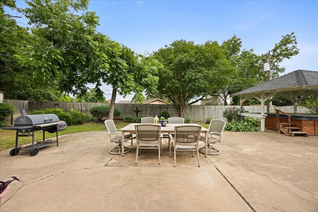 5007 Comanche Drive, De Cordova, TX 76049
