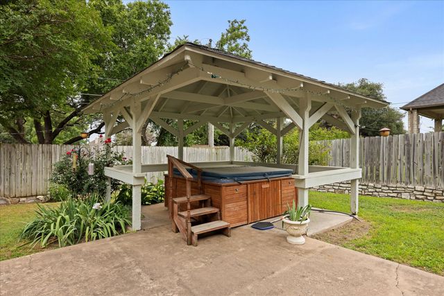 5007 Comanche Drive, De Cordova, TX 76049
