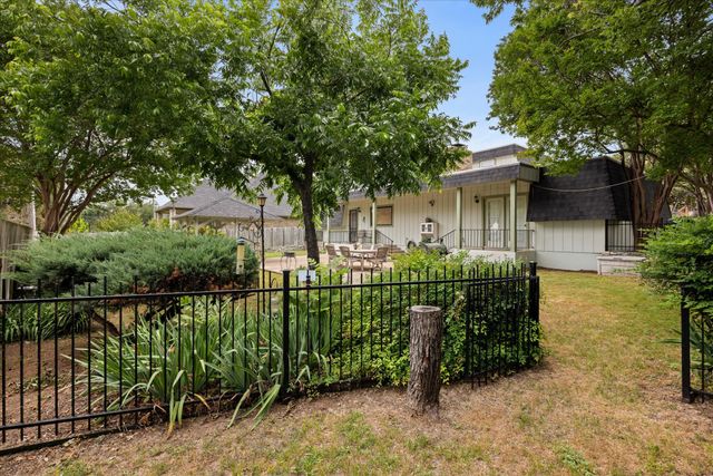 5007 Comanche Drive, De Cordova, TX 76049