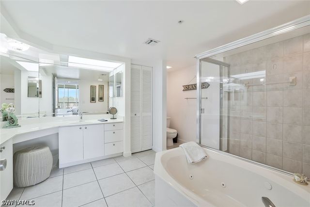 25 Bluebill AVE 1103, Naples, FL 34108