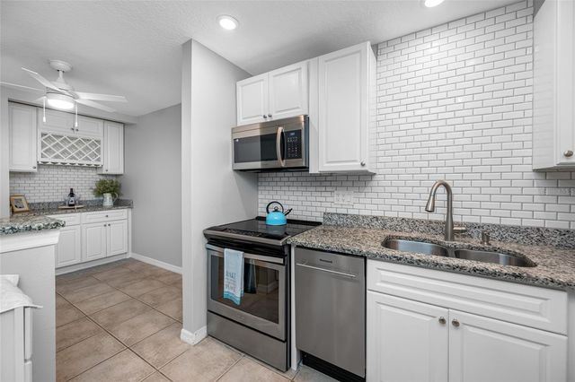 3295 FOX CHASE CIRCLE N 105, Palm Harbor, FL 34683