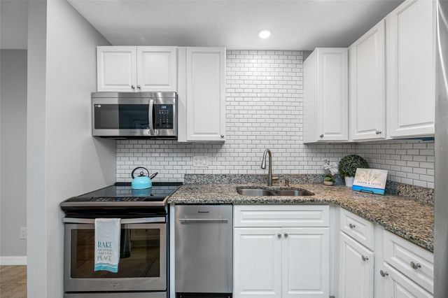 3295 FOX CHASE CIRCLE N 105, Palm Harbor, FL 34683