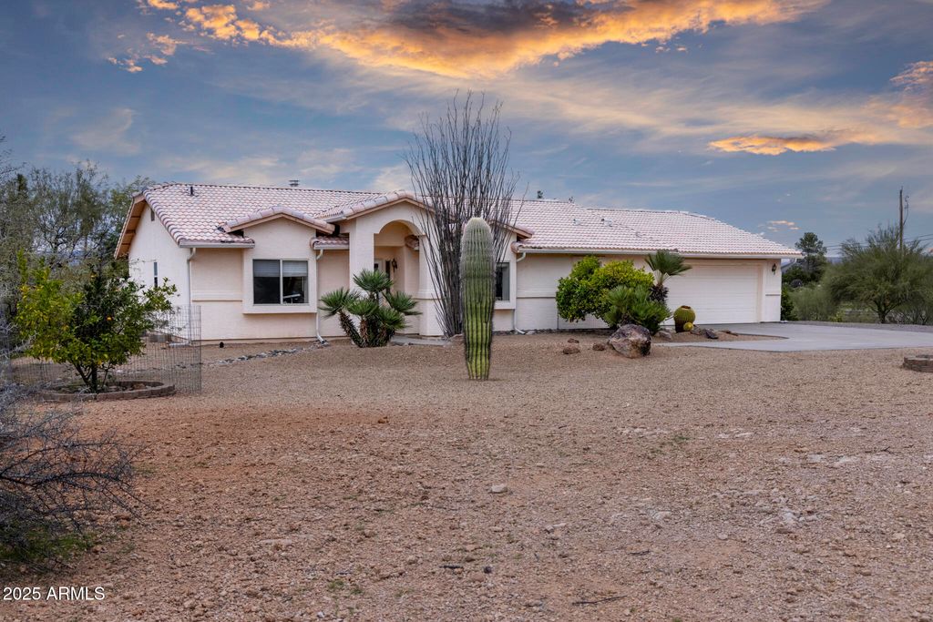 Image 1 of property listing at 650 FALCON Drive, Wickenburg, AZ 85390