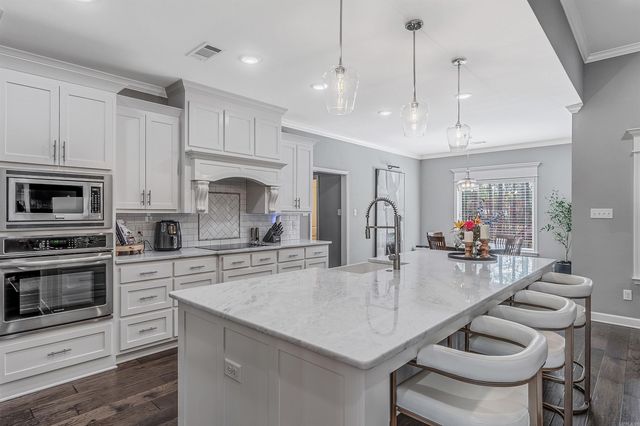 15611 Scenic Point Dr, North Little Rock, AR 72113