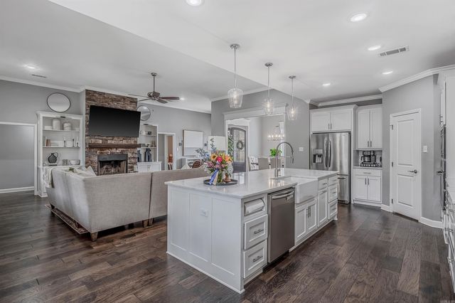 15611 Scenic Point Dr, North Little Rock, AR 72113