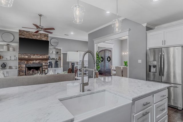 15611 Scenic Point Dr, North Little Rock, AR 72113