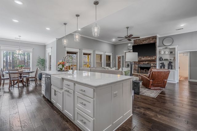 15611 Scenic Point Dr, North Little Rock, AR 72113