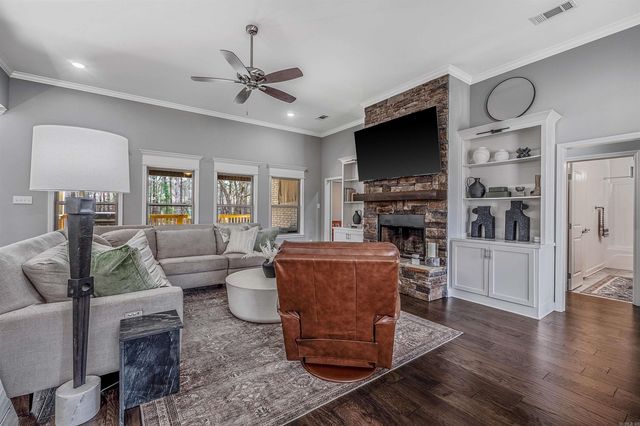 15611 Scenic Point Dr, North Little Rock, AR 72113