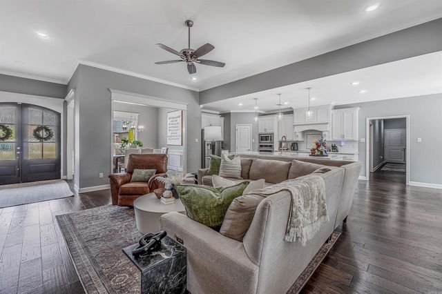 15611 Scenic Point Dr, North Little Rock, AR 72113