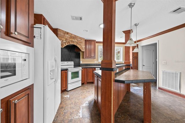 240 SWAN LAKE DRIVE, Melrose, FL 32666